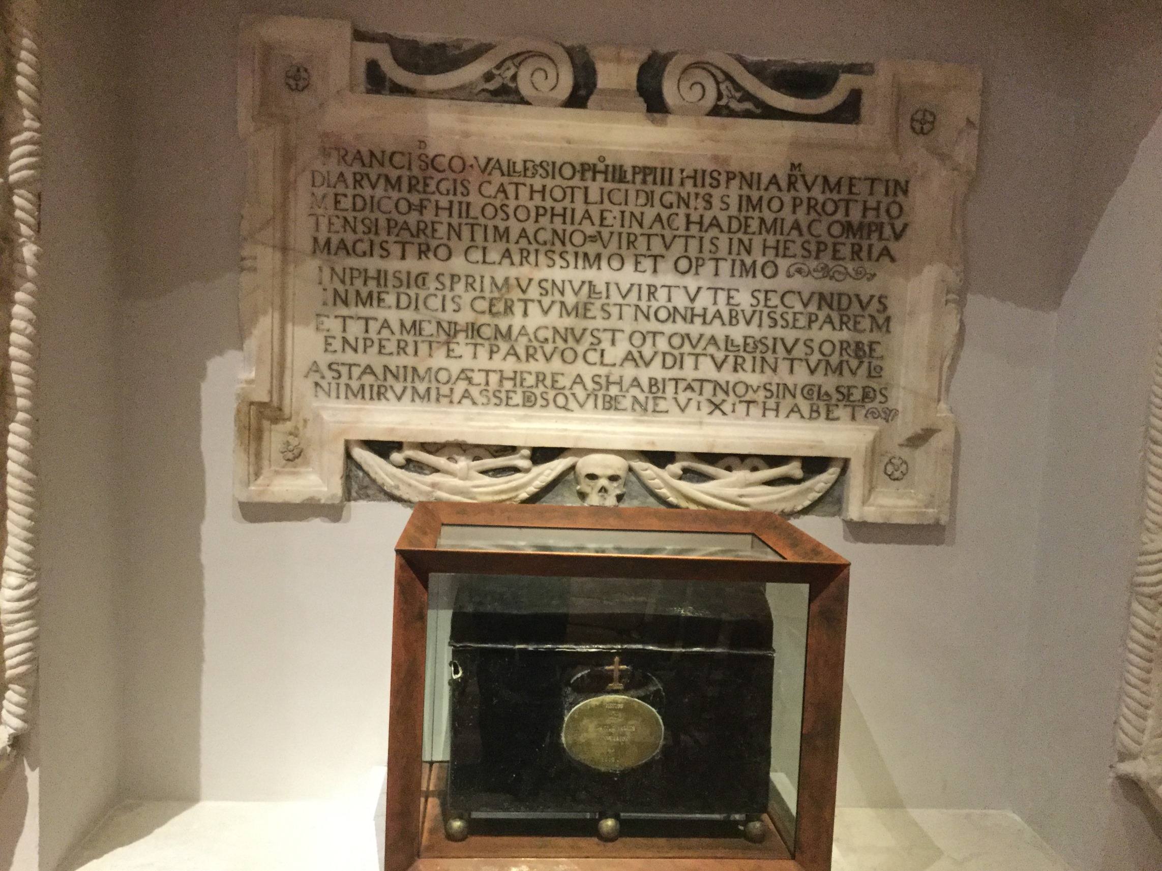 Francisco Vallés' tomb, Alcala de Henares (by V Tambone) - 04.JPG